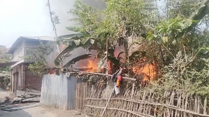 পাঁচবিবিতে বৈদ্যুতিক শর্ট সার্কিটে থেকে আগুন ঘরবাড়ি পুড়ে ছাই