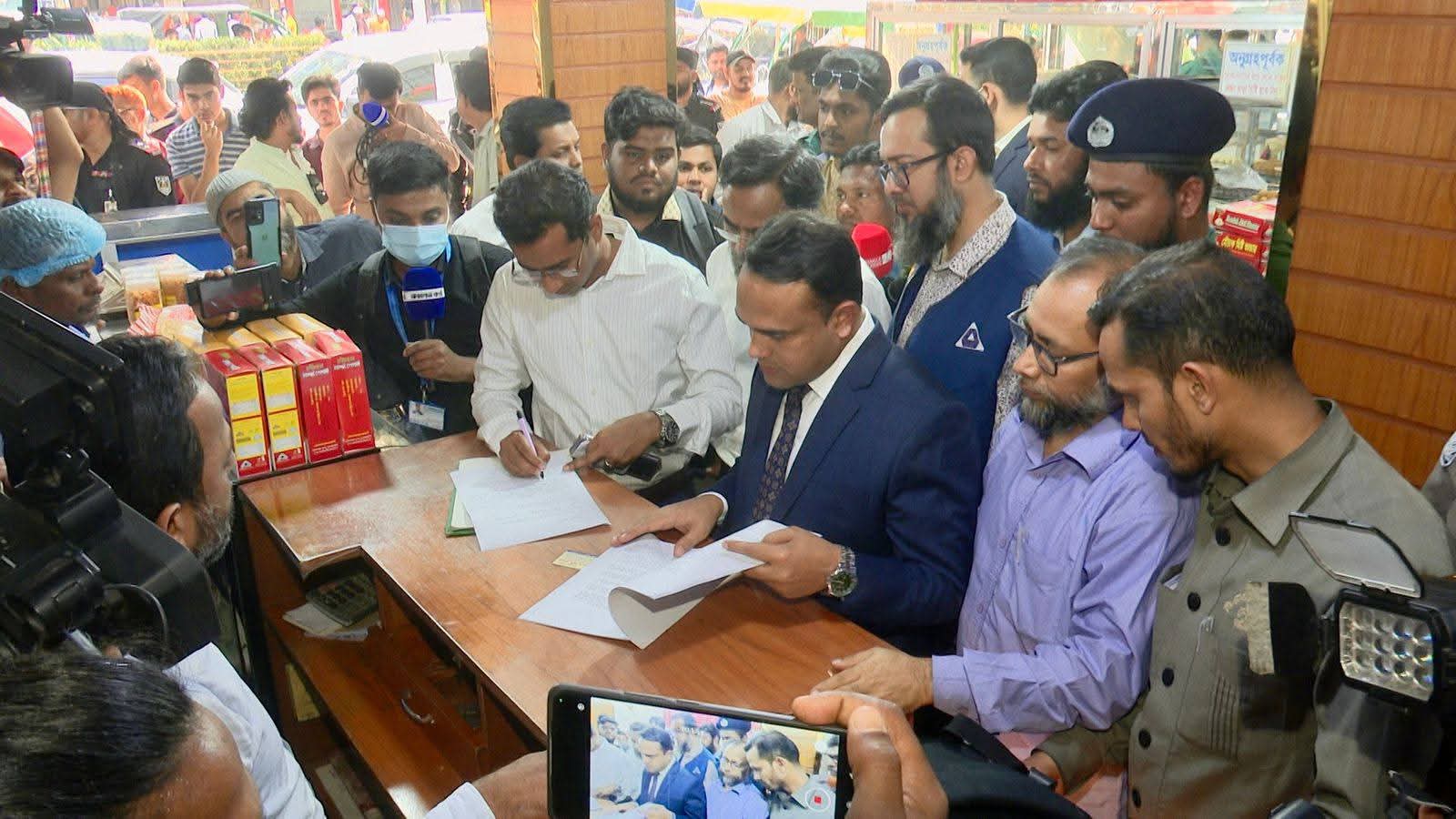 রাজশাহীতে সামারি কোর্টের অভিযান: তিন প্রতিষ্ঠানকে ৪০ হাজার টাকা জরিমানা