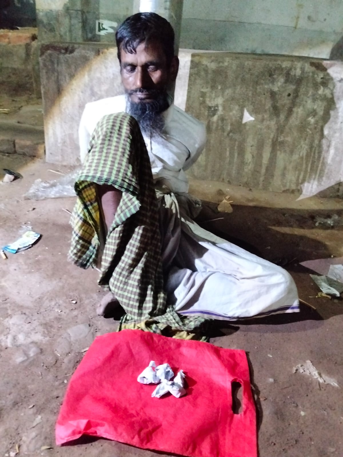 রাত্রের চারটা চল্লিশ মিনিটে টঙ্গী পা গা র পূর্ব থানা গঞ্জিকা সহকারে জনগণের হাতে আটক