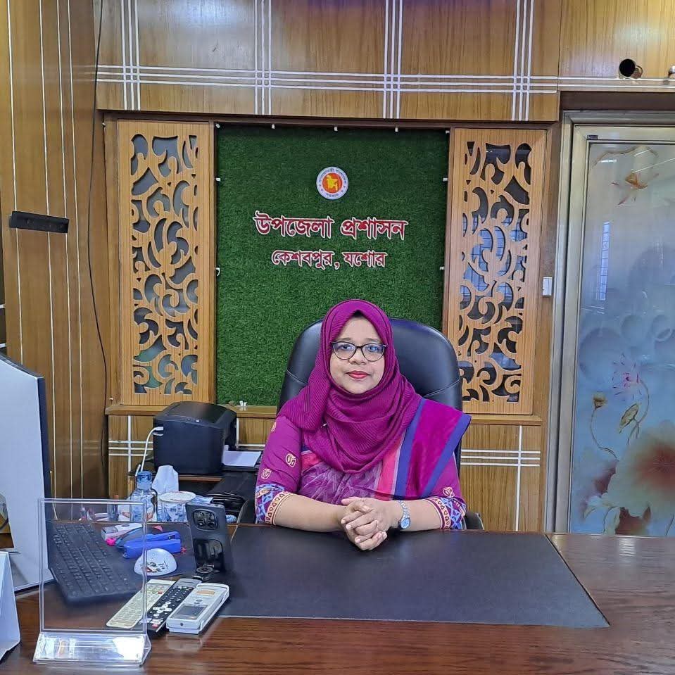 কেশবপুরে সরকারি চার দপ্তর একাই সামলাচ্ছেন উপজেলা নির্বাহী কর্মকর্তা রেকসোনা খাতুন।
