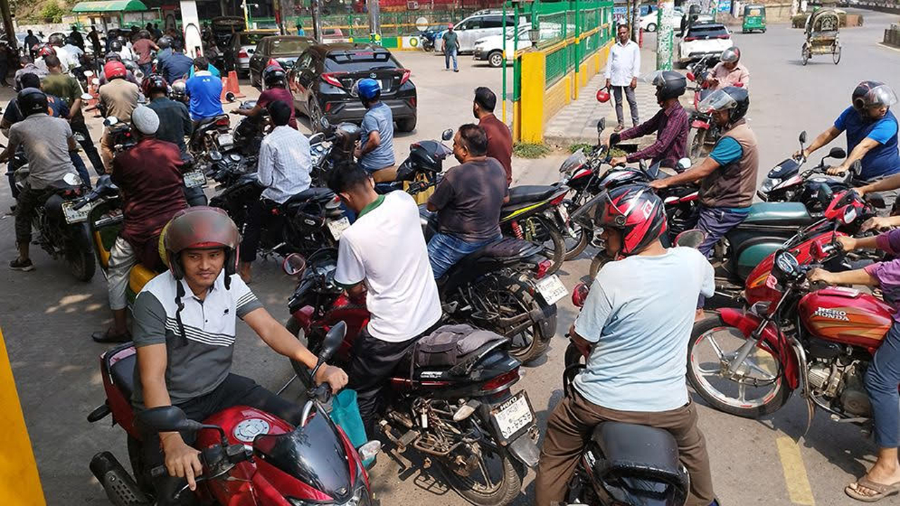 জ্বালানি সংকটের আশঙ্কায় চট্টগ্রামের ফিলিং স্টেশনে দীর্ঘ লাইন