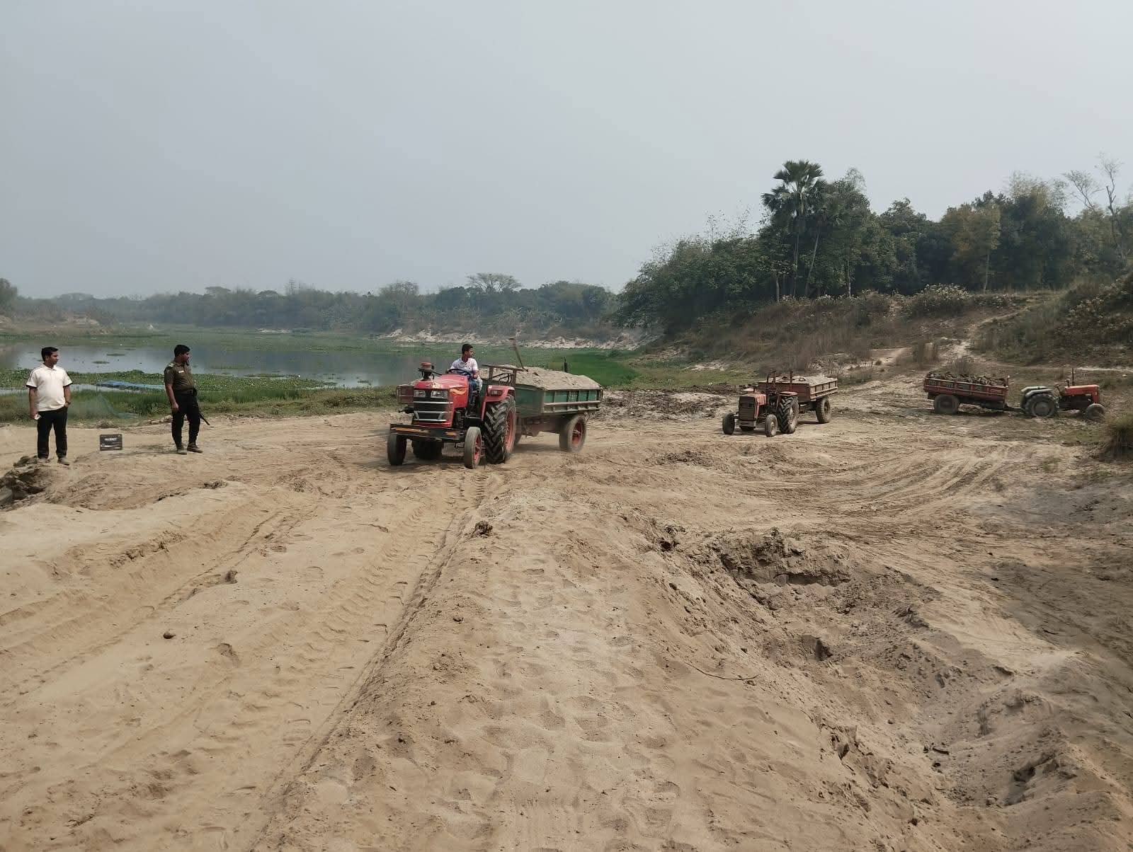 মনোহরদীতে নদীর জমি থেকে অবৈধ বালু উত্তোলন: ট্রলি ও ব্যাটারি জব্দ