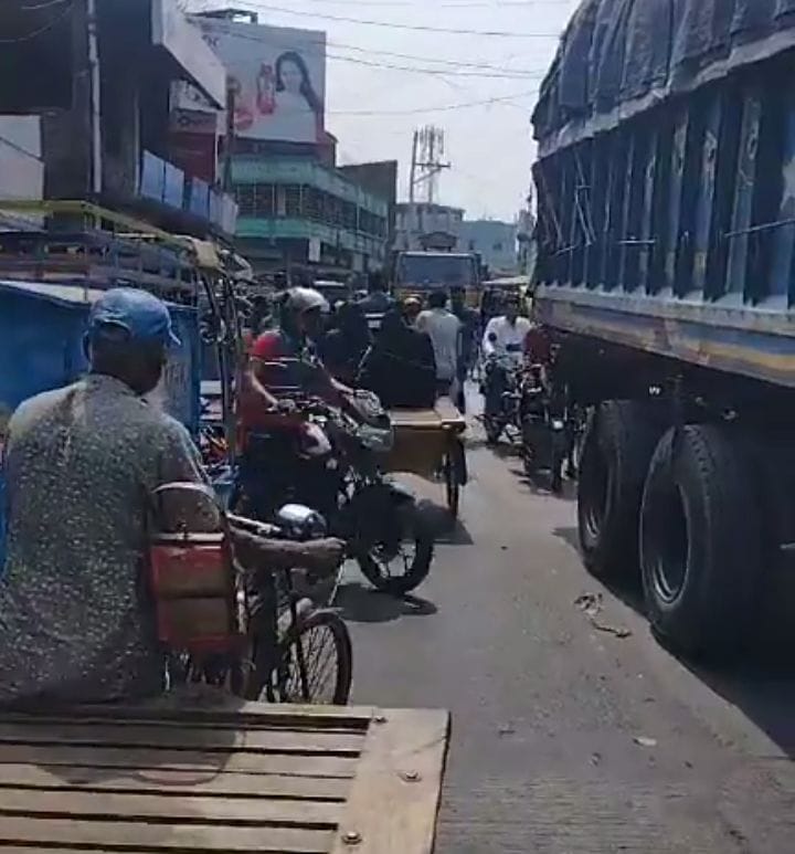 সরকারের হস্তক্ষেপ কামনা, মনিরামপুরবাসী যানজট মুক্ত শহর চায়।