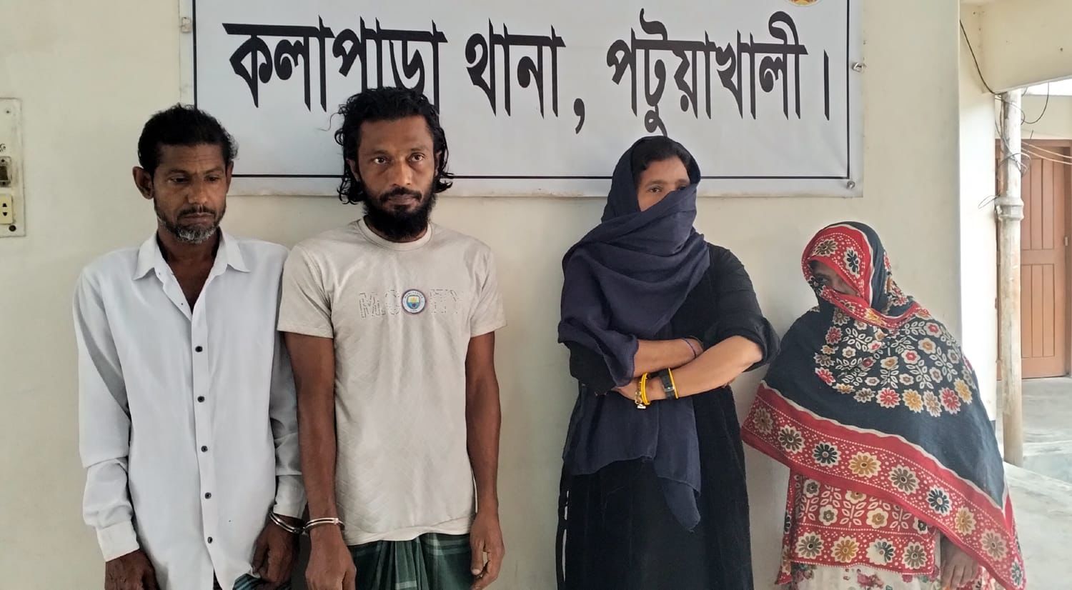 কলাপাড়ায় আবাসিক এলাকায় অসামাজিক কার্যকলাপ: খদ্দেরসহ দেহ ব্যবসায়ী আটক