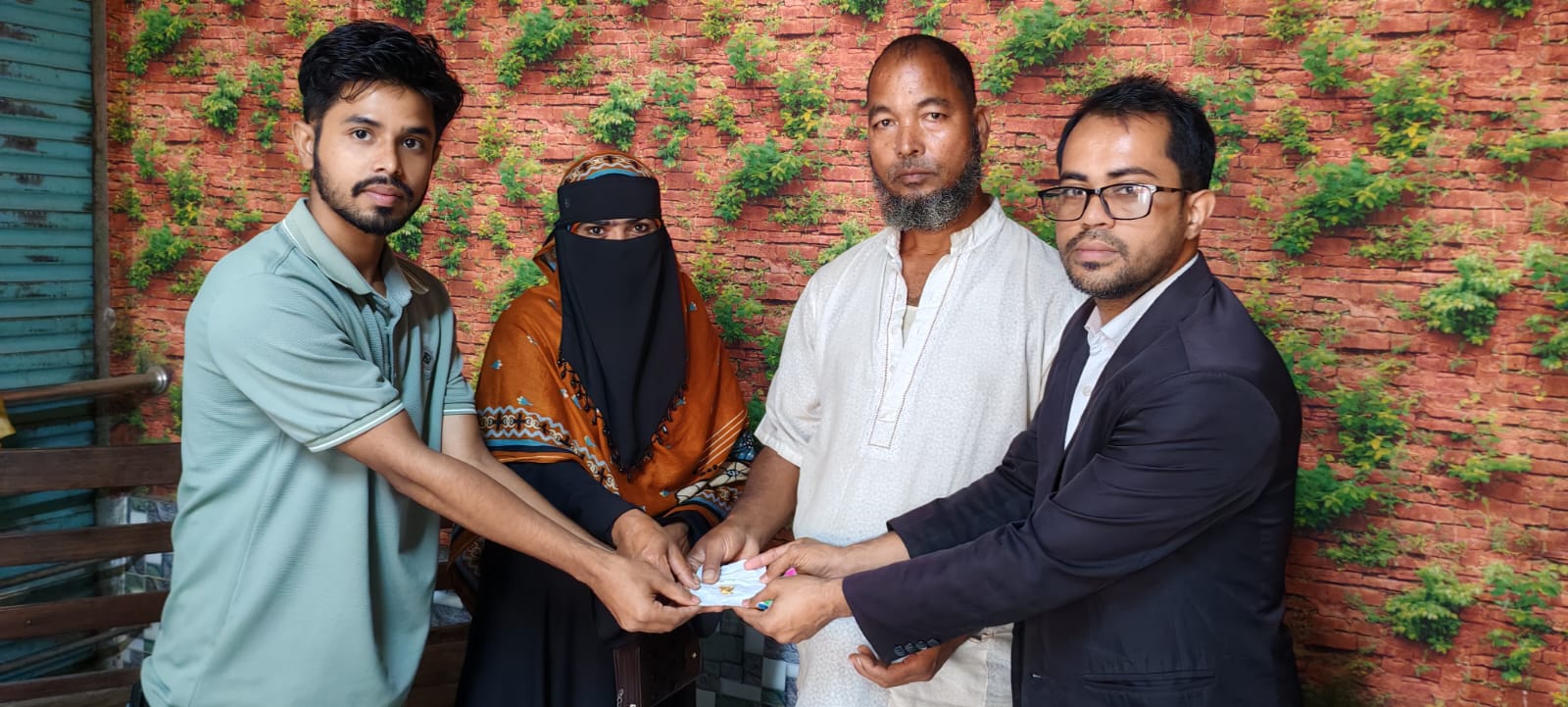 কুড়িয়ে পাওয়া স্বর্ণ দুই মাস পর প্রকৃত মালিকের হাতে ফিরিয়ে দিলেন হানিফ মিয়া