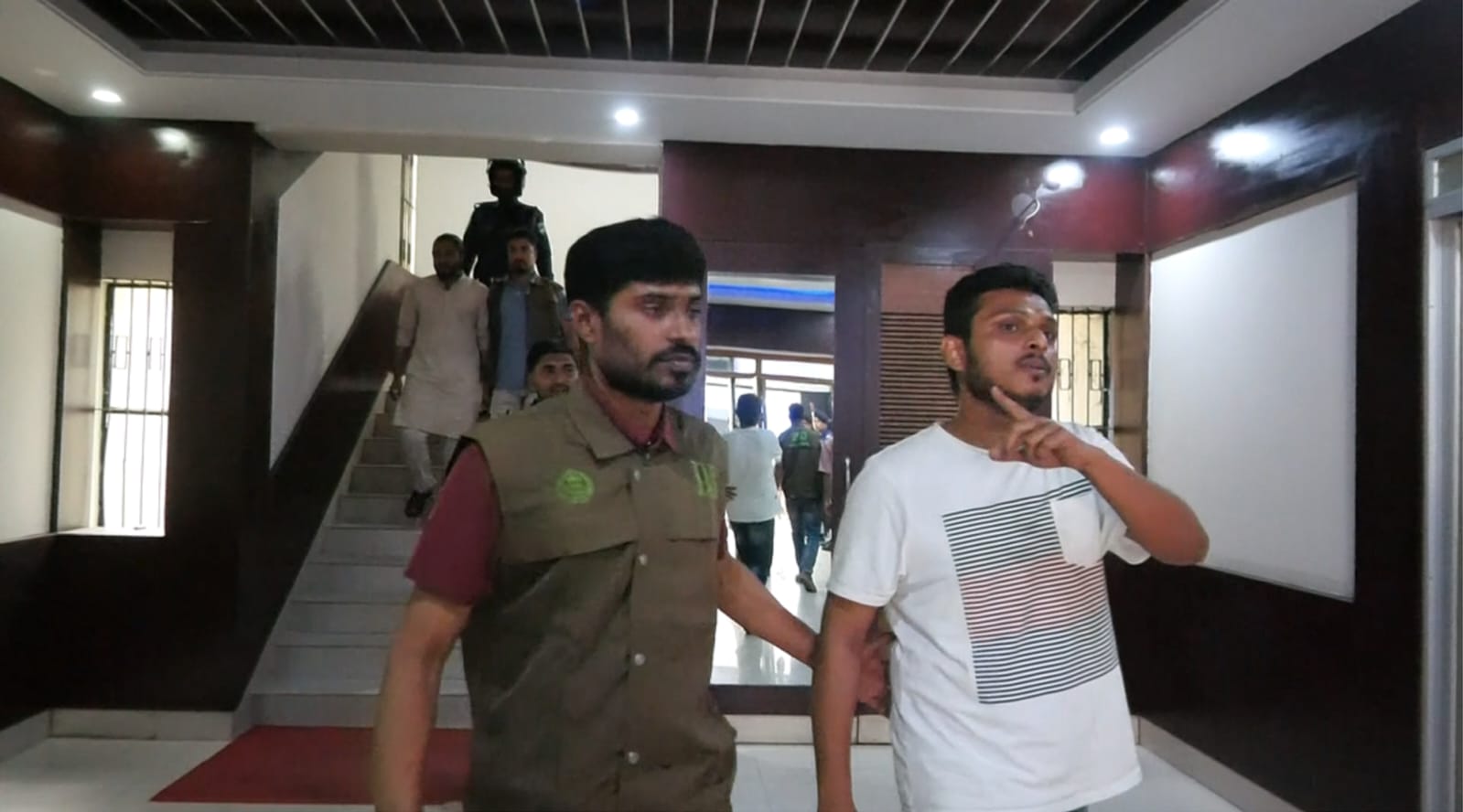 ঝিনাইদহে বাসে আগুন ও পাম্প ভাঙচুরের ঘটনায় বৈষম্যবিরোধী ছাত্র আন্দোলনের ৭ নেতা গ্রেফতার