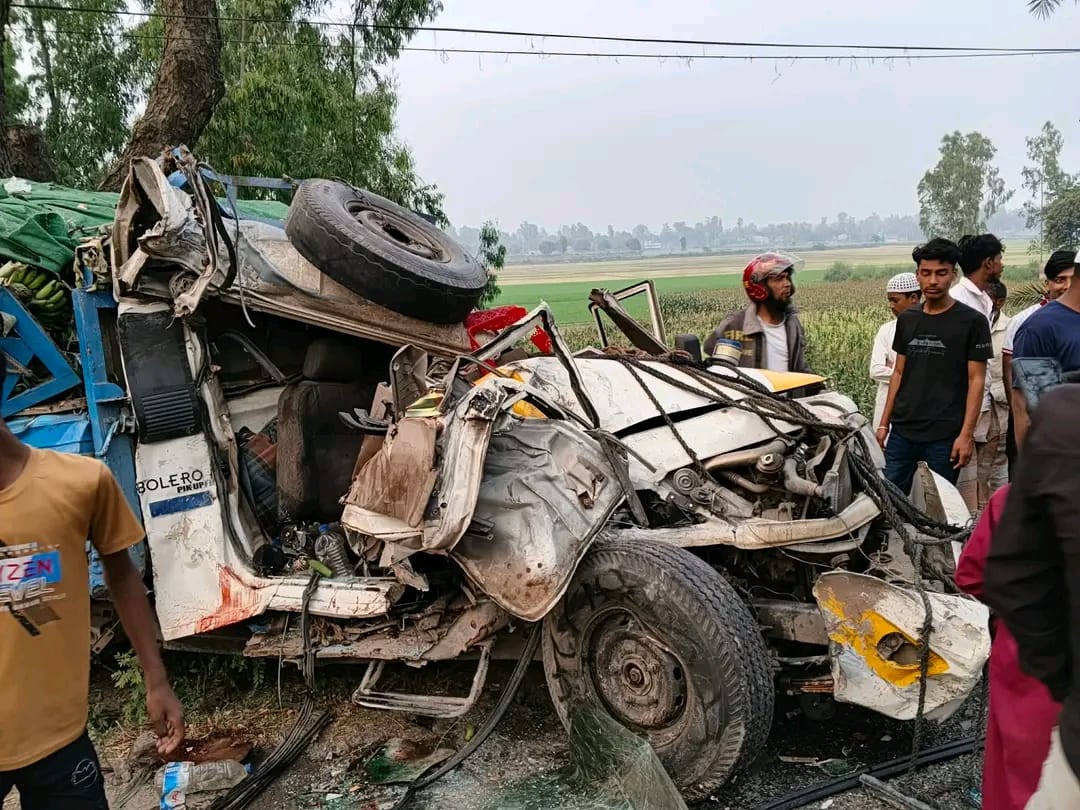 হাটিকুমরুল-বনপাড়া মহাসড়কে বাস-ট্রাক সংঘর্ষে নিহত ১
