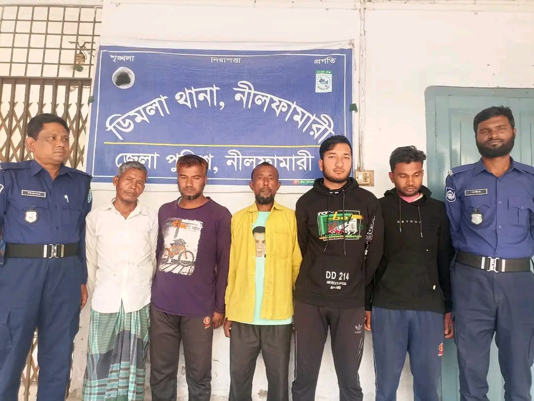 ডিমলায় তিস্তা নদী থেকে অবৈধভাবে মেশিনে পাথর উত্তোলন: অভিযান চালিয়ে ৫ শ্রমিক আটক