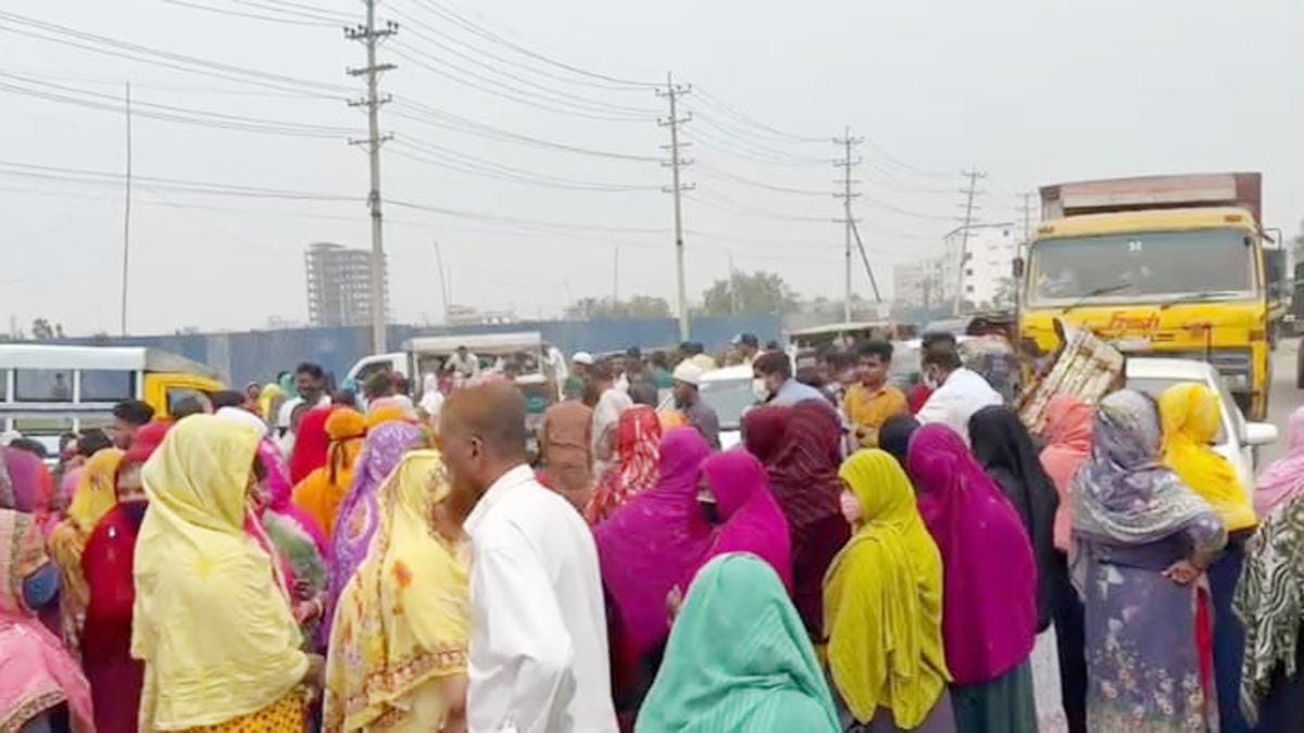 রূপগঞ্জে পোশাক শ্রমিকদের বেতন ও বোনাস বিক্ষোভ