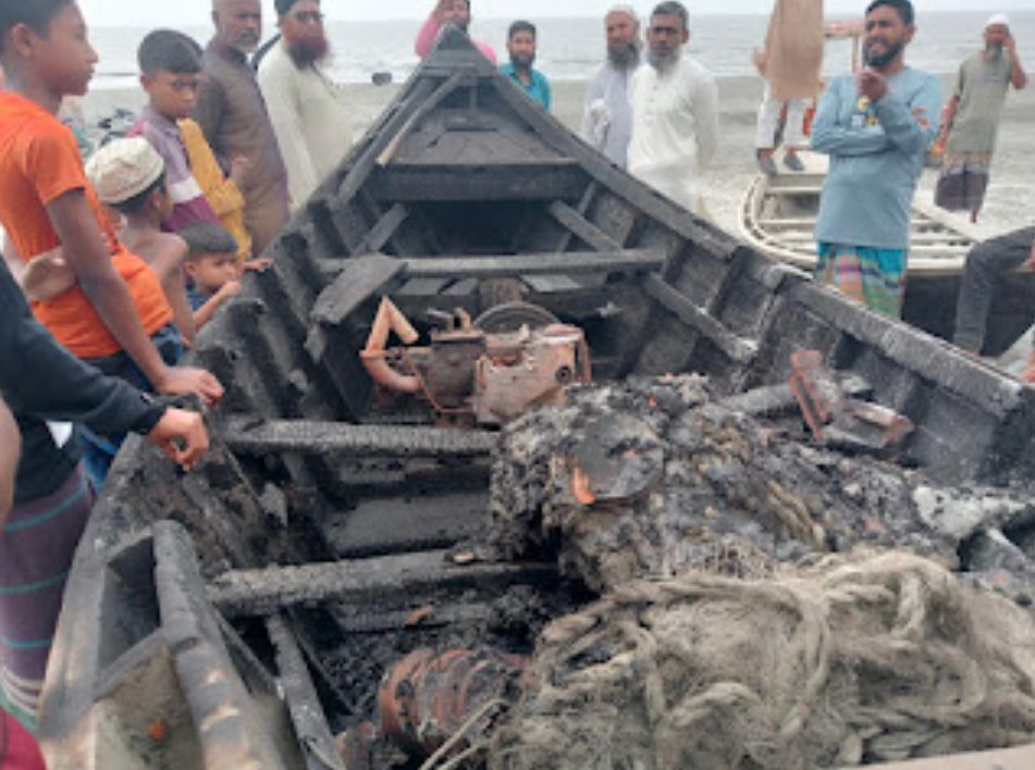 প্রতিশোধের আগুনে ভস্ম নৌকা ও জাল: ক্ষতির মুখে জেলে
