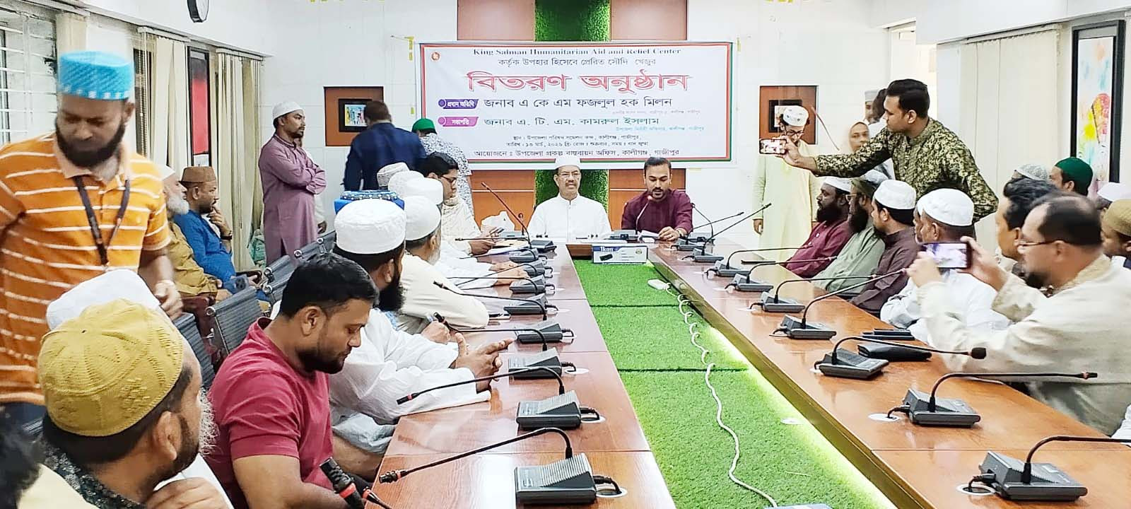 কালীগঞ্জে সৌদী বাদশাহ’র খেজুর পেল ৩০ মাদ্রাসা ও এতিমখানায়