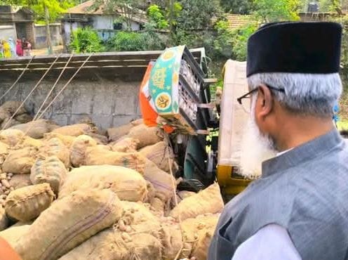 নিয়ন্ত্রণ হারিয়ে আলুবাহী ট্রাক খাদে, সাংসদ দ্রুত ঘটনাস্থলে গিয়েছেন।