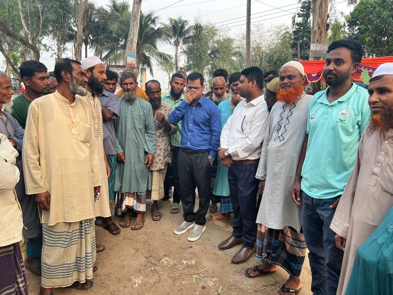 পাঁচবিবিতে বৃষ্টিতে ক্ষতিগ্রস্ত ফসলের মাঠে উপজেলা নির্বাহী অফিসার সেলিম আহমেদ