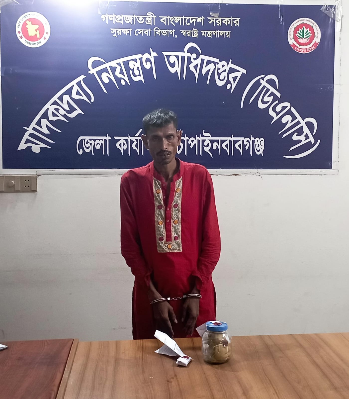 শিবগঞ্জে মাদকদ্রব্য নিয়ন্ত্রণ অধিদপ্তরের অভিযানে কুপিজেসিক ইনজেকশনসহ আটক ১