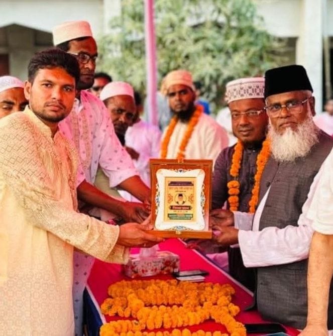 সংসদ সদস্য গাজী এনামুল হককে ফুল দিয়ে বরণ