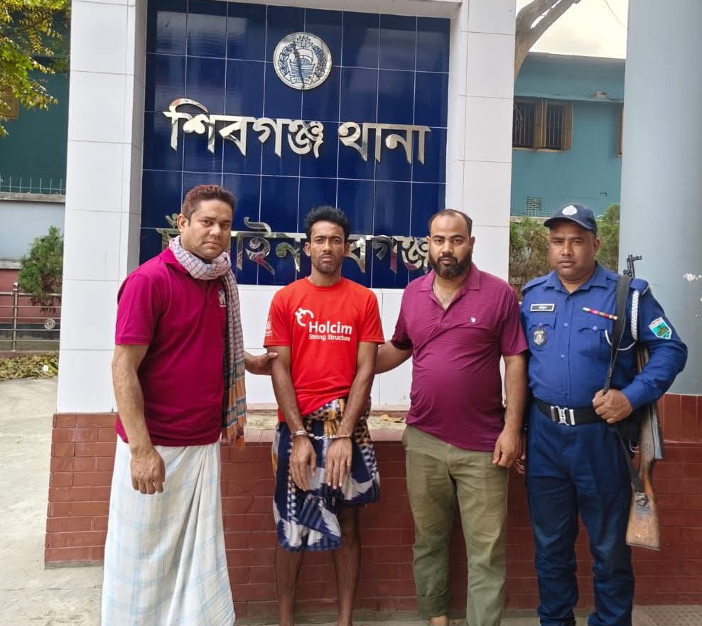 কৃষকের ছদ্মবেশে পলাতক আসামি গ্রেফতার, শিবগঞ্জ থানার এসআই পিয়ারুল ইসলামের অভিযান