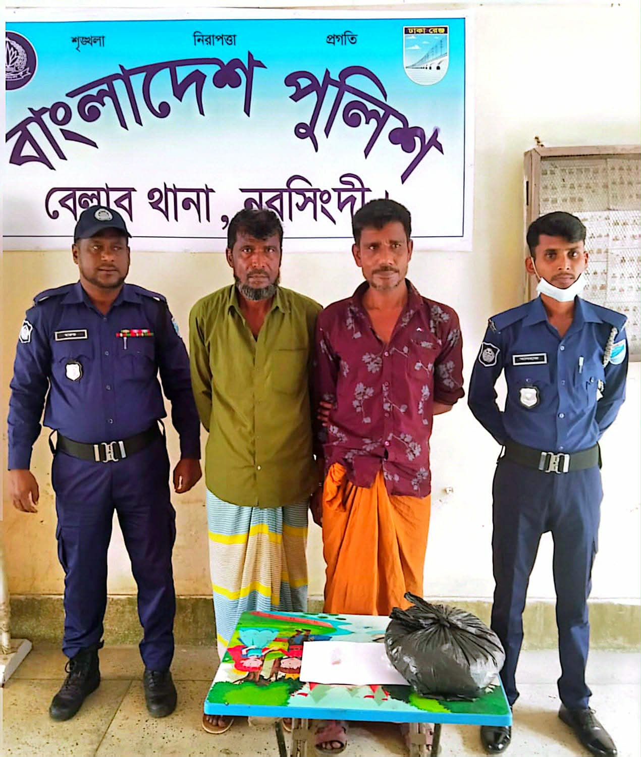 বেলাবোতে ইয়াবা ও গাঁজাসহ দুই মাদক কারবারি গ্রেফতার