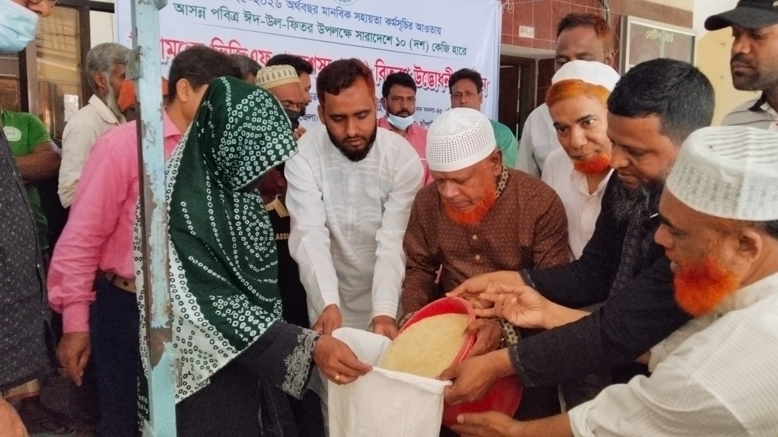 ঈদুল ফিতর উপলক্ষে চাঁপাইনবাবগঞ্জ পৌরসভায় ভিজিএফ চাল বিতরণ কার্যক্রমের উদ্বোধন