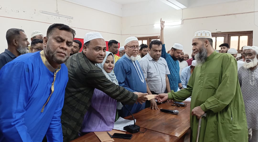 গরিব অসহায় ও দুস্থদের মাঝে প্রধানমন্ত্রীর উপহার বিতরণ