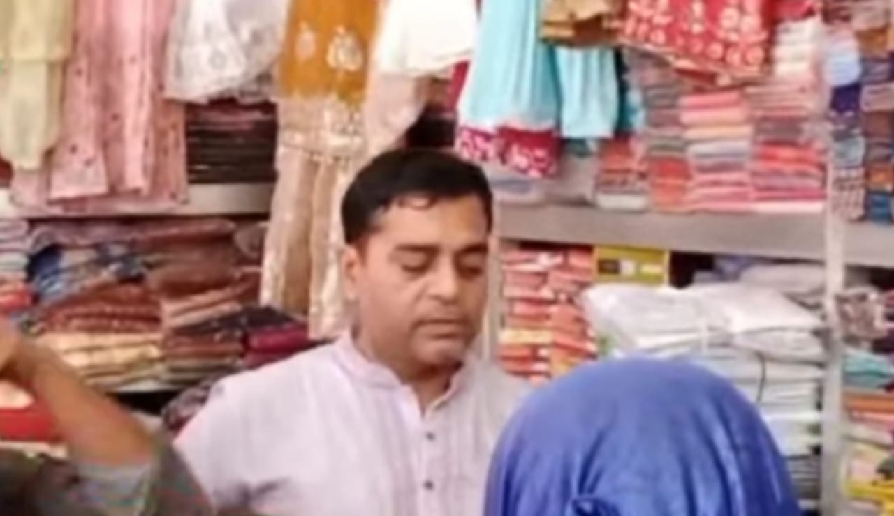 লালমোহন গজারিয়া সদর রোড আলিফা ফ্যাশন গার্মেন্টসে উন্নত মানের পোশাক