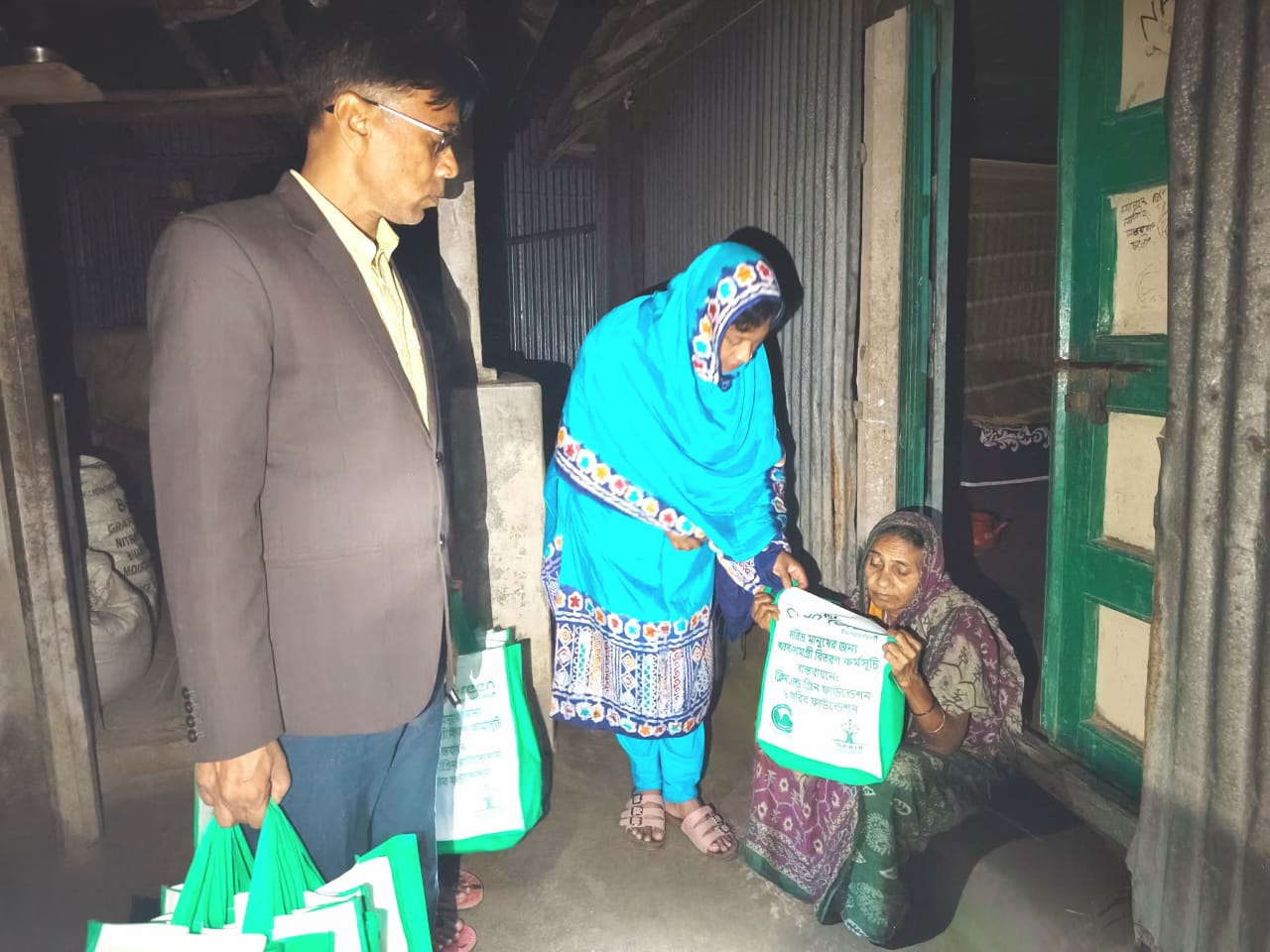 বগুড়ার ধুনটে গরিব ফাউন্ডেশনের ঈদ উপহার বিতরণ