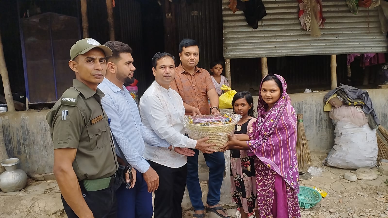 মণিরামপুরে বৃদ্ধা বিধবা আছিয়ার বাড়িতে বাজার সদাই নিয়ে হাজির ইউএনও সম্রাট হোসেন।