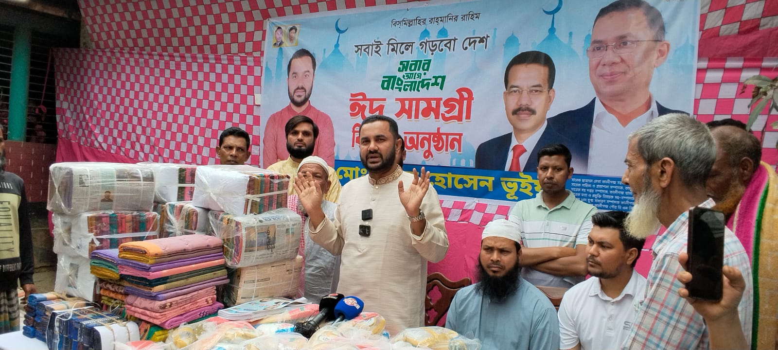 কালীগঞ্জে মো: বকুল হোসেন ভূঁইয়ার নিজস্ব অর্থয়ানে ঈদ উপহার বিতরণ