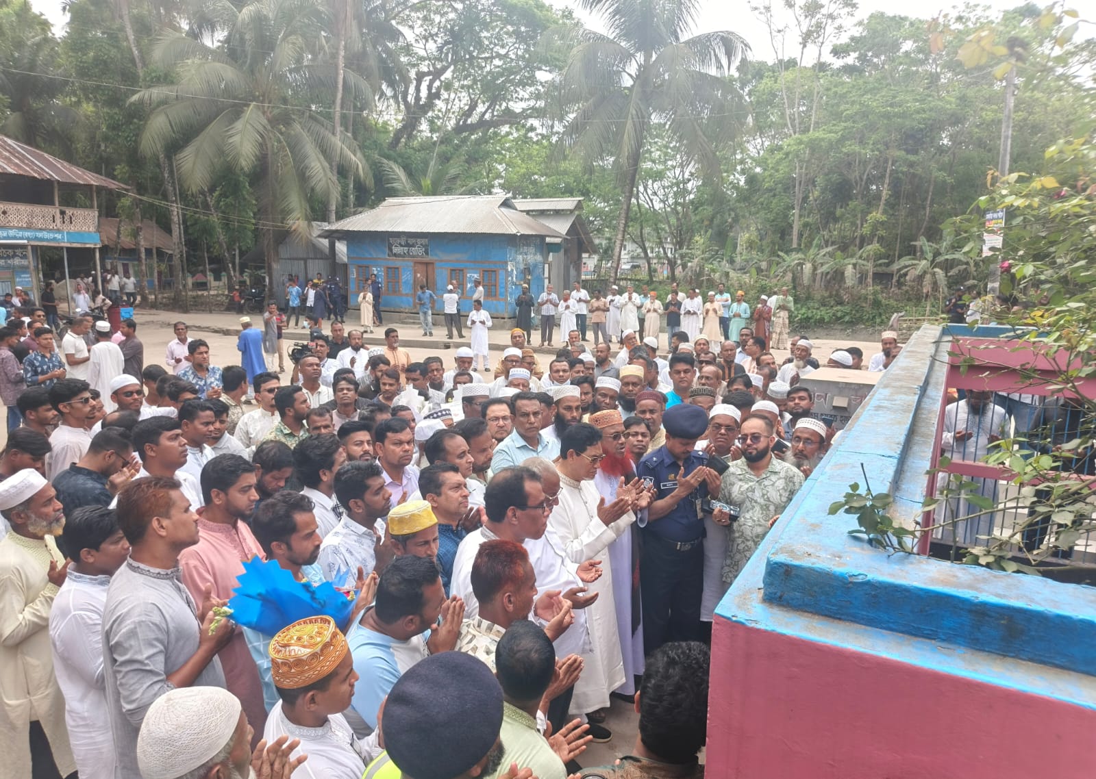 মাননীয় চীফ হুইপ মোকামিয়া দরবার শরীফে মাজার জিয়ারত