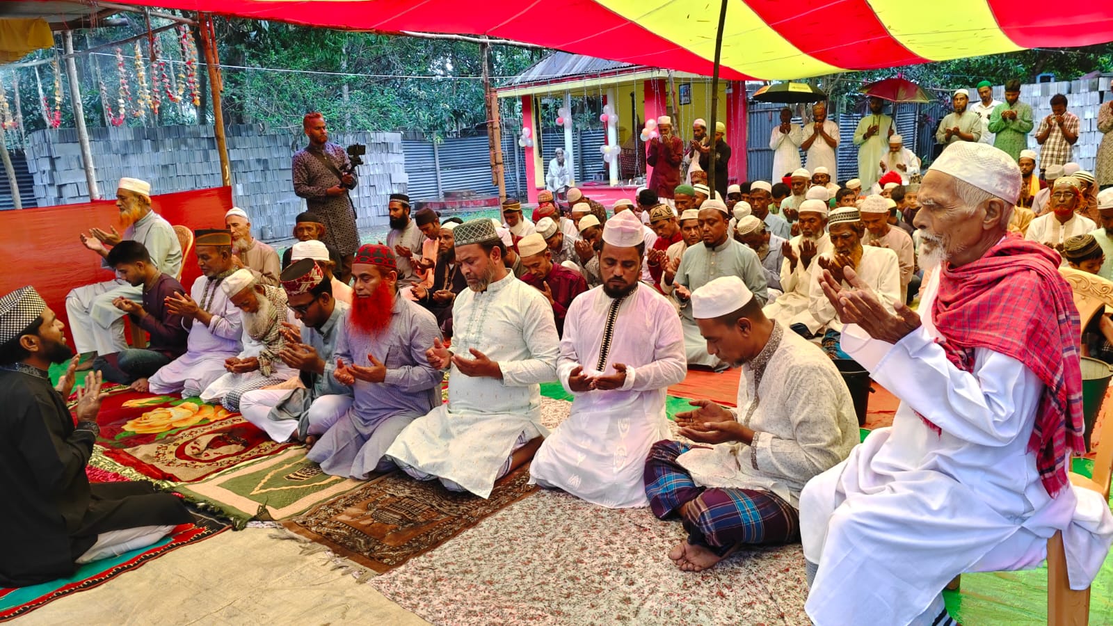 ময়মনসিংহের গৌরীপুরে বাহাদুরপুর গ্রামে সুরেশ্বর দরবার শরীফে সৌদি আরবের সাথে মিল রেখে শুক্রবার (২০ মার্চ) পবিত্র ঈদুল ফিতর অনুষ্ঠিত হয়েছে।