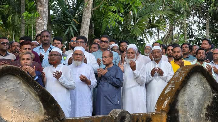 মোরেলগঞ্জ-শরণখোলার কৃতি সন্তান ঢাবির উপাচার্য, বাবা-মায়ের কবর জিয়ারত