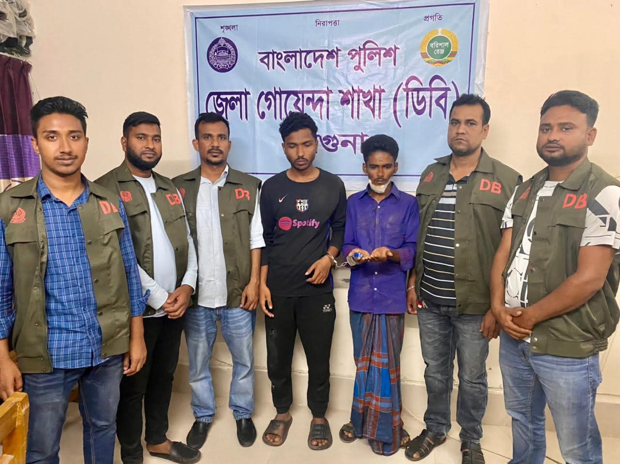 বরগুনায় ডিবি অভিযানে ১০০ পিচ ইয়াবা আটক ১