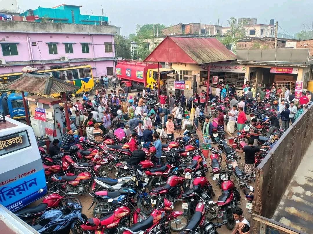শিবগঞ্জে তেলের তীব্র সংকট: ভোর রাত থেকেই পাম্পে লাইন, চরম ভোগান্তিতে জনসাধারণ