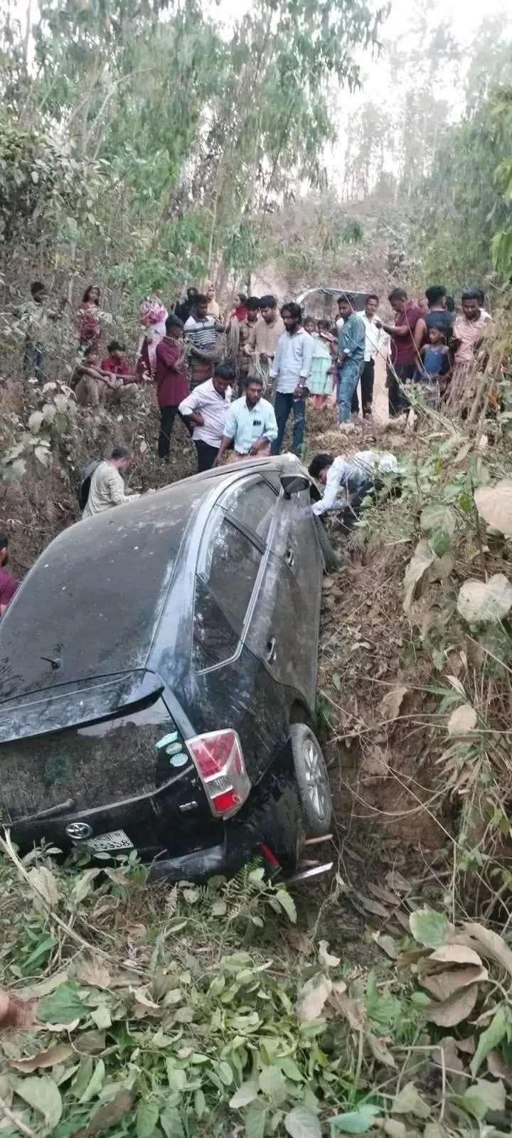 দুইটি গাড়ি উল্টে গিয়ে আহত বেশ কয়েকজন,