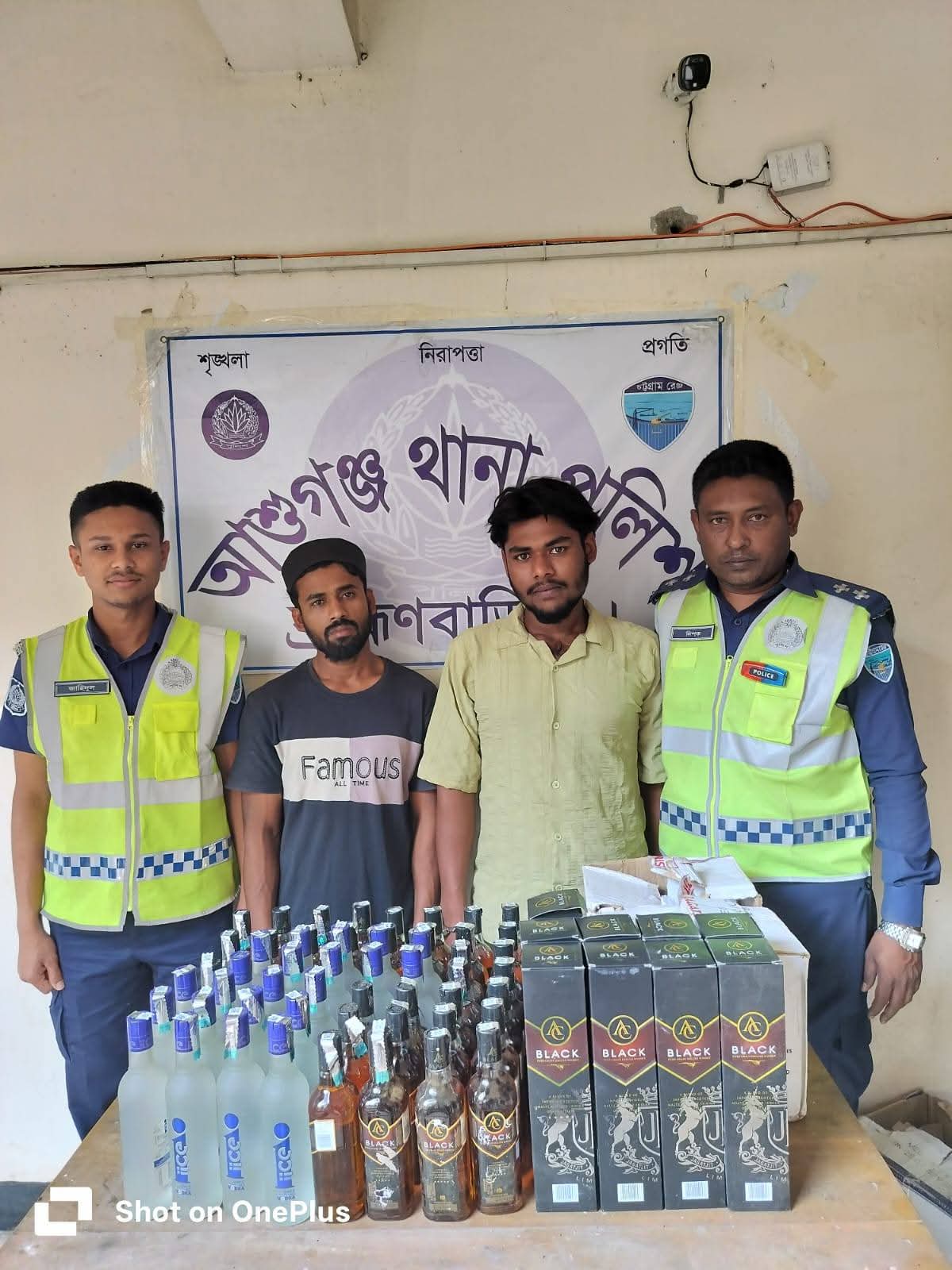 ট্রাকে মাদক বহন; ৬৫ (পয়ষট্টি) বোতল বিদেশী মদসহ ০২ মাদক কারবারী গ্রেফতার।