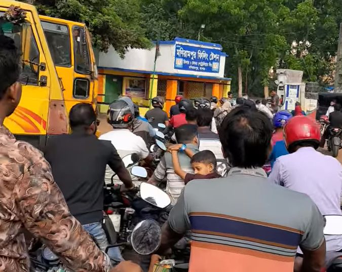 সরকারি ভাবে জ্বালানি তেলের সংকট নেই দাবি করলেও মনিরামপুরে মিলছে না চাহিদামতো জ্বালানি তেল।