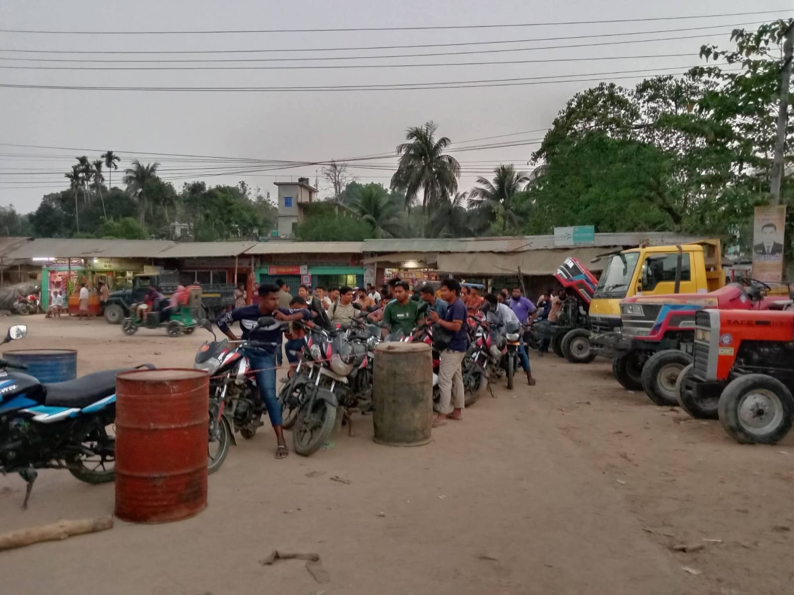 চকরিয়ার ছিটমহল খ্যাত ইউনিয়ন বমু বিলছড়িতে মাতামুহুরি ফিলিং স্টেশনে তেল মজুদের অভিযোগ।
