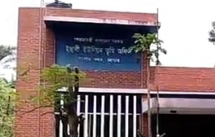 যশোর সদর উপজেলার ইছালী ইউনিয়ন ভূমি অফিসে স্বাধীনতা দিবসে পতাকা নেই