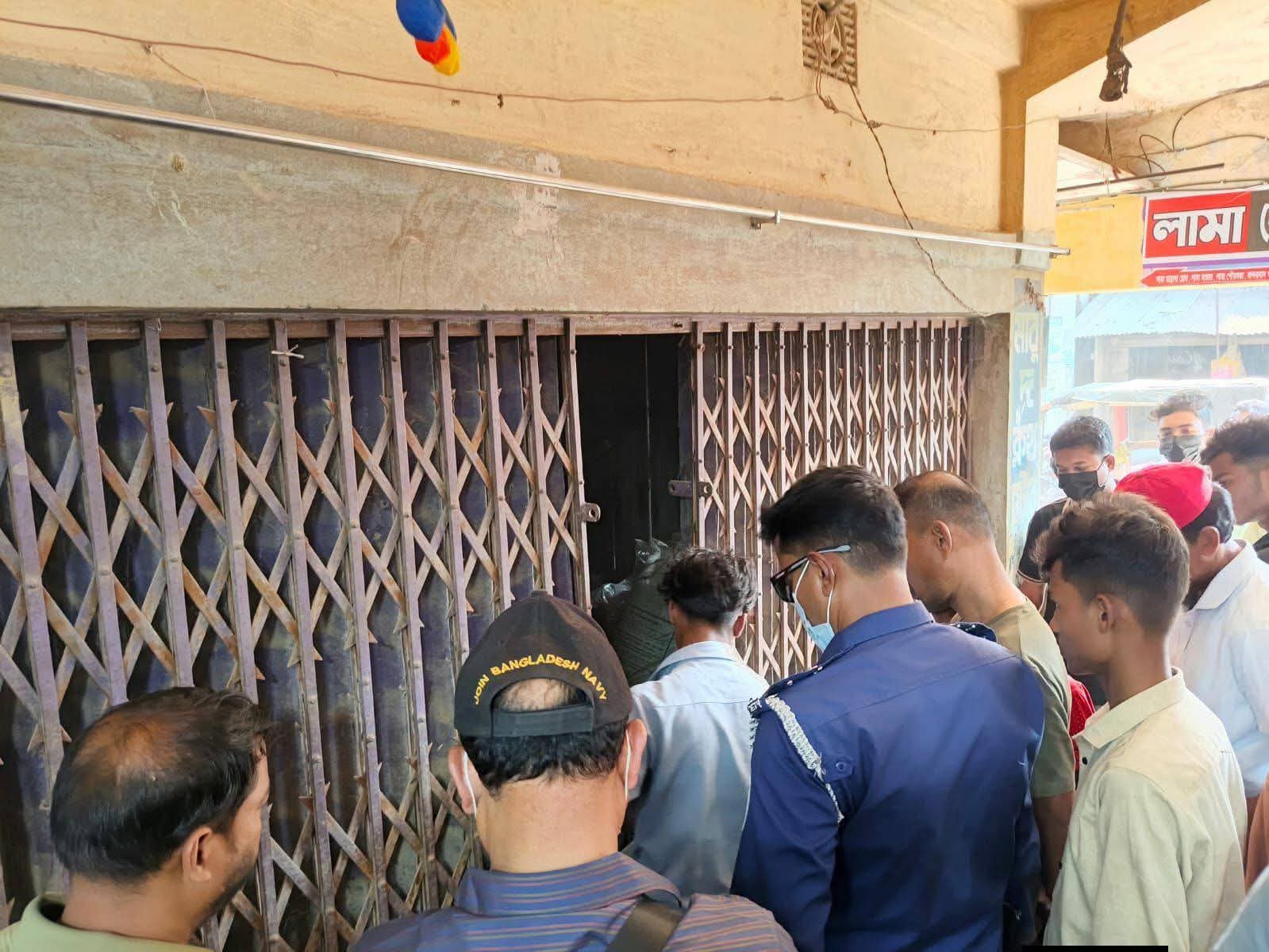 বান্দরবানের লামা বাজারে আদালতের নির্দেশনা উপেক্ষা করে একটি দোকান দখলের অভিযোগ উঠেছে,