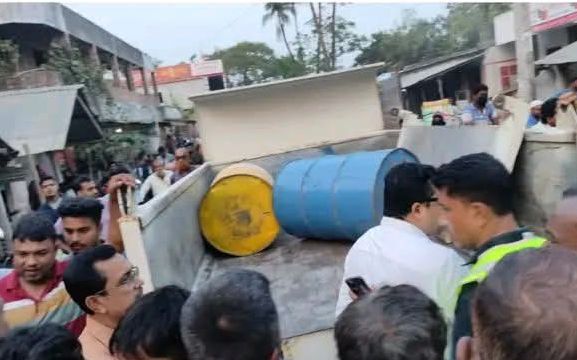 পেট্রোল। প্রশাসন অভিযান চালিয়ে যা উদ্ধার করেছে।