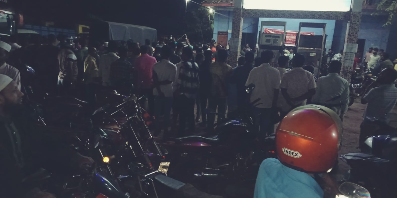 জালানী তেলের জন্য দীর্ঘ লাইন।