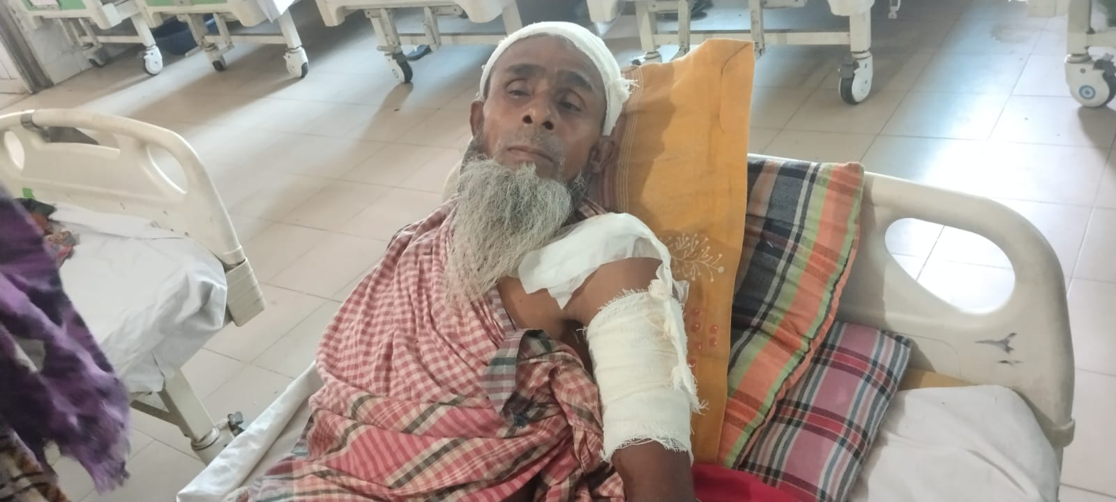 পাঁচবিবিতে বৃদ্ধকে কুপিয়ে জখম করেছে জেল পুলিশ