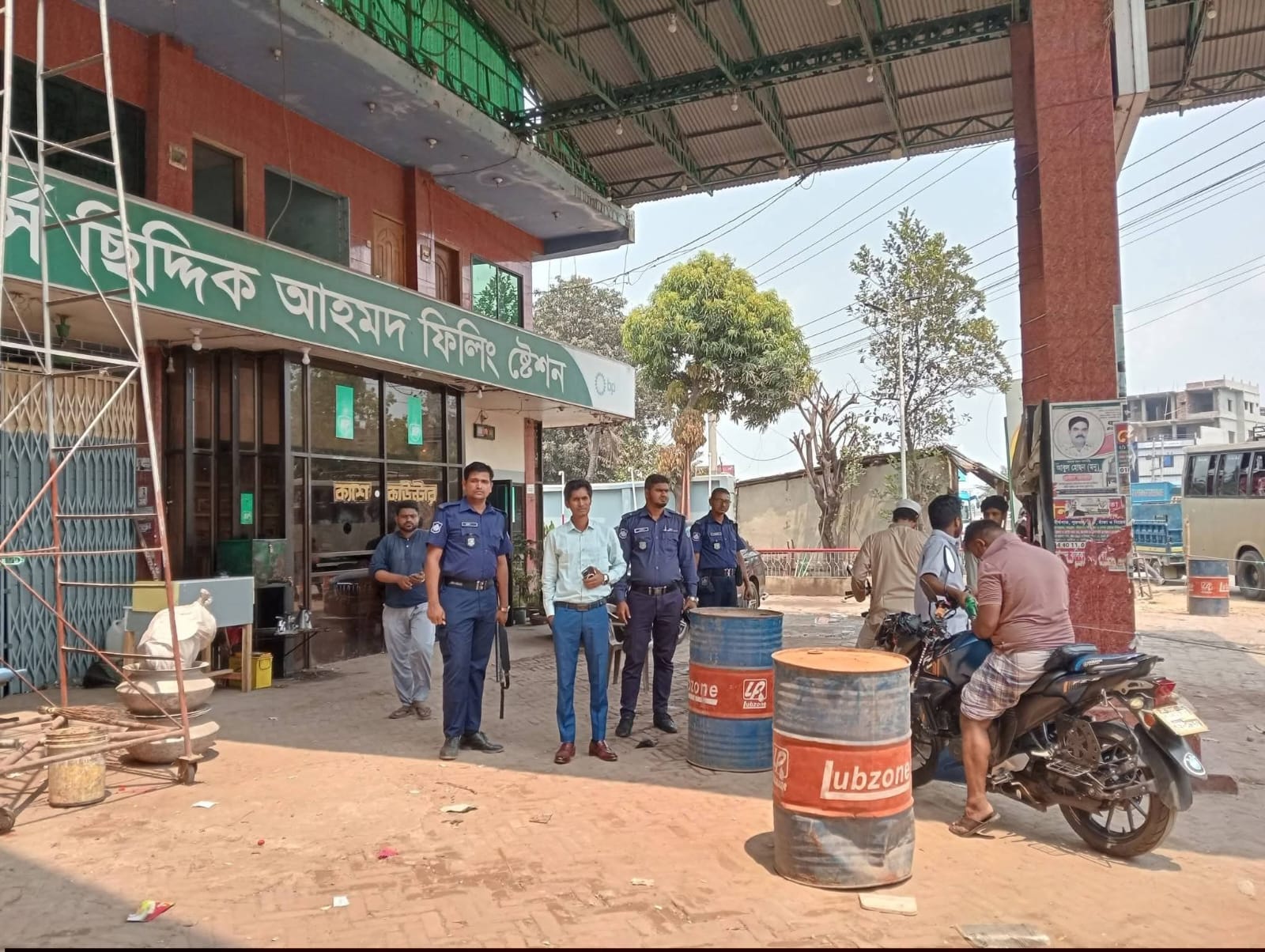 চকরিয়ায় ফিলিং স্টেশন ও খুচরা দোকান পরিদর্শনসহ বিভিন্ন এলাকায় মোবাইল কোর্ট পরিচালনা করা হয়।