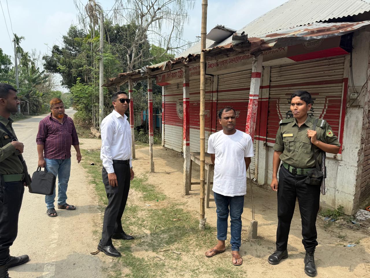 মধুখালীতে খুচরা বাজারে অতিরিক্ত দামে অকটেন বিক্রি করায় খুচরা ব্যবসায়ী কে জরিমানা