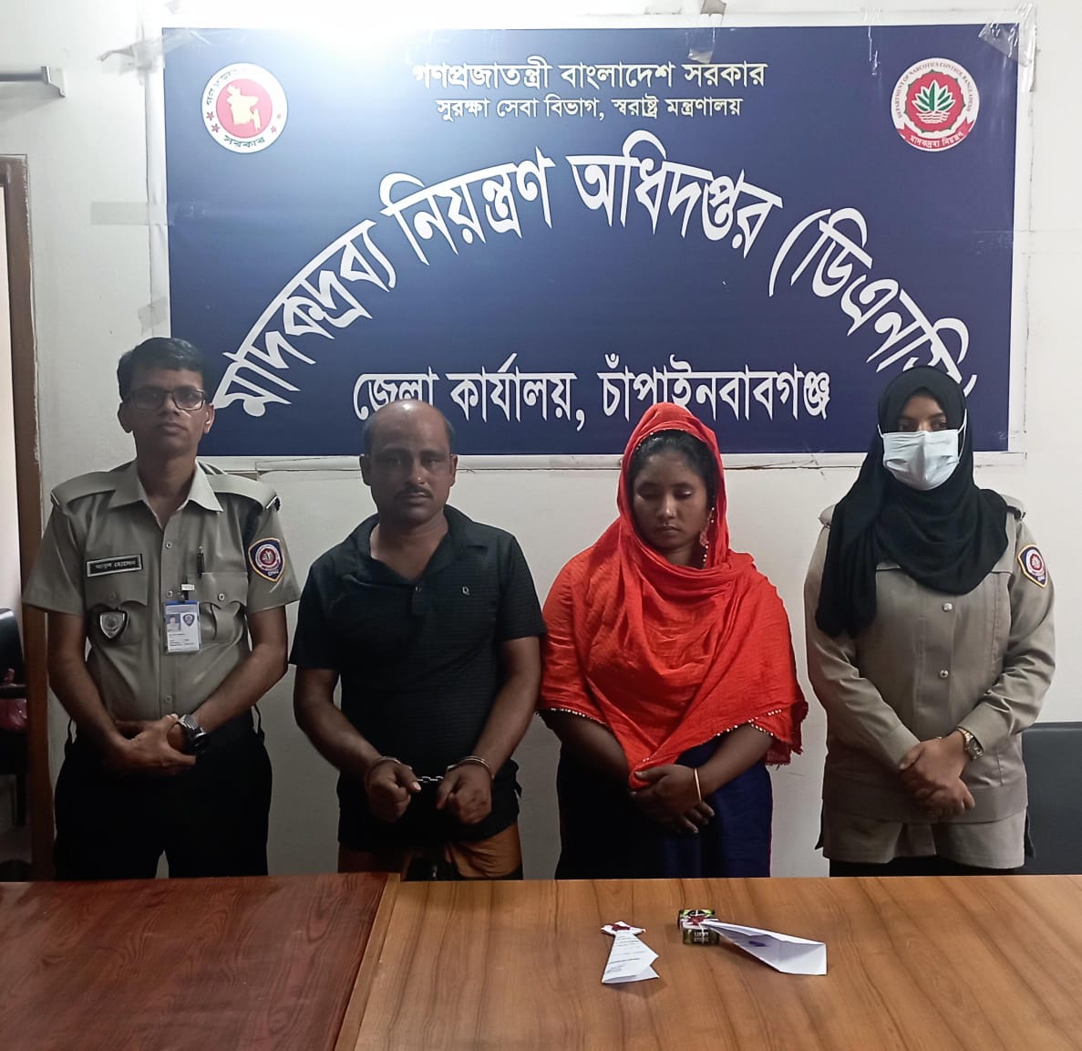 গোমস্তাপুরে ডিএনসির অভিযানে দম্পতিসহ গ্রেফতার ২, ইয়াবা উদ্ধার