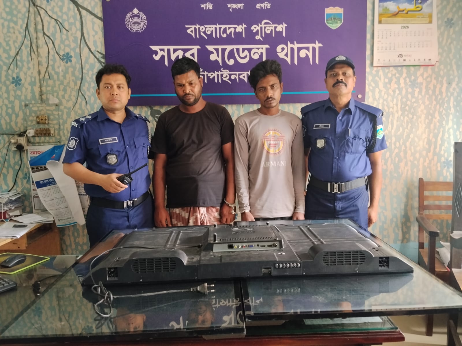 চাঁপাইনবাবগঞ্জে স্কুলের চুরি হওয়া ৩টি ৪০ ইঞ্চি স্মার্ট টিভি উদ্ধার, গ্রেফতার ২