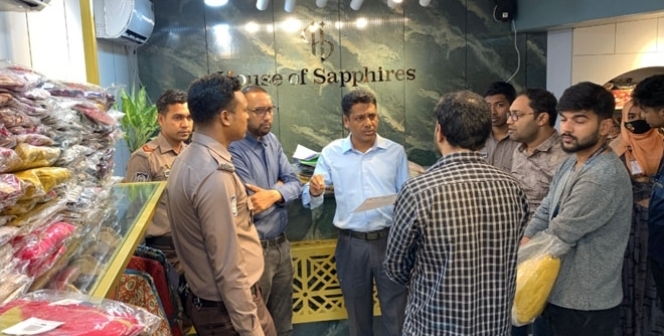 রাজশাহীতে উদ্বোধনের একদিন পর পোশাকের শোরুমের অভিযা