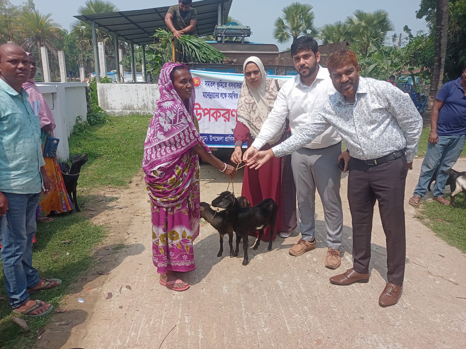 পাঁচবিবিতে ক্ষুদ্র নৃ-গোষ্ঠীর মাঝে ছাগল বিতরণ