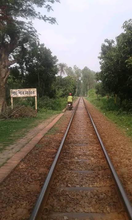 স্টেশন মাস্টার নেই, হারিয়ে যেতে বসেছে কাহালুর পাঁচ পীর মাজার রেল স্টেশন