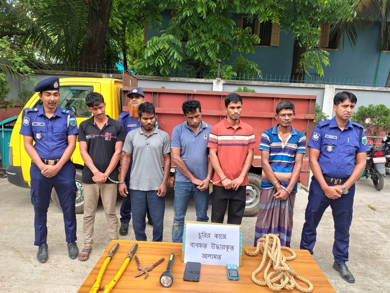 চাঁপাইনবাবগঞ্জে গরু চুরির চোর চক্রের মুলহোতাসহ গ্রেফতার-৫