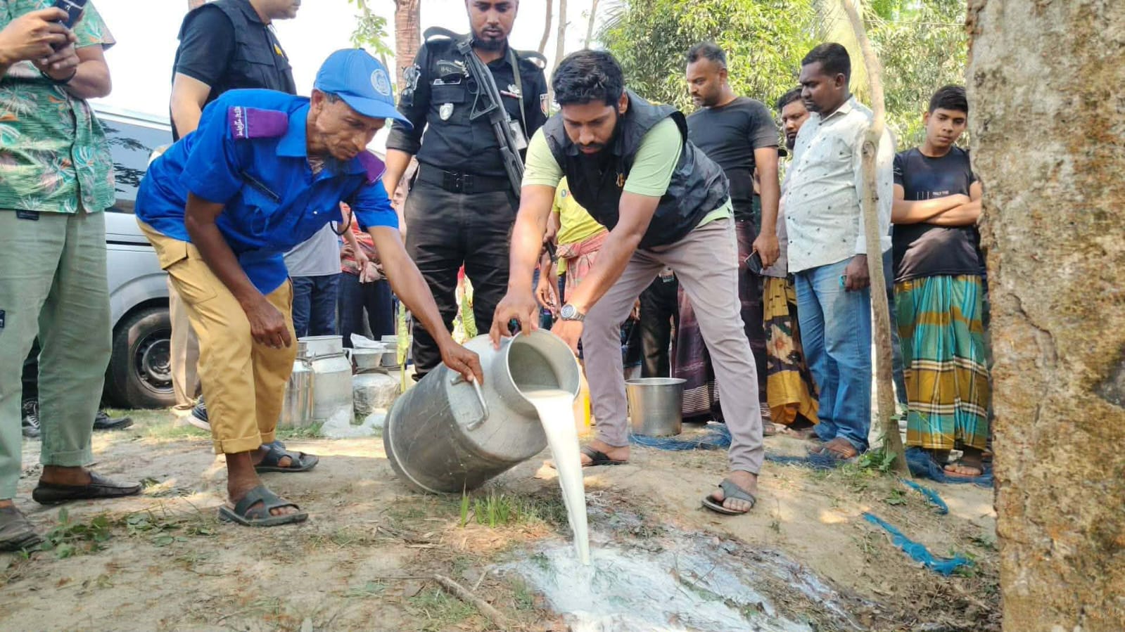 কেশবপুরে গরুর দুধে জেলি তেল সোডা মিশিয়ে ভেজাল দুধ তৈরি, দুইজনকে ২ লক্ষ ৫ হাজার টাকা জরিমানা।
